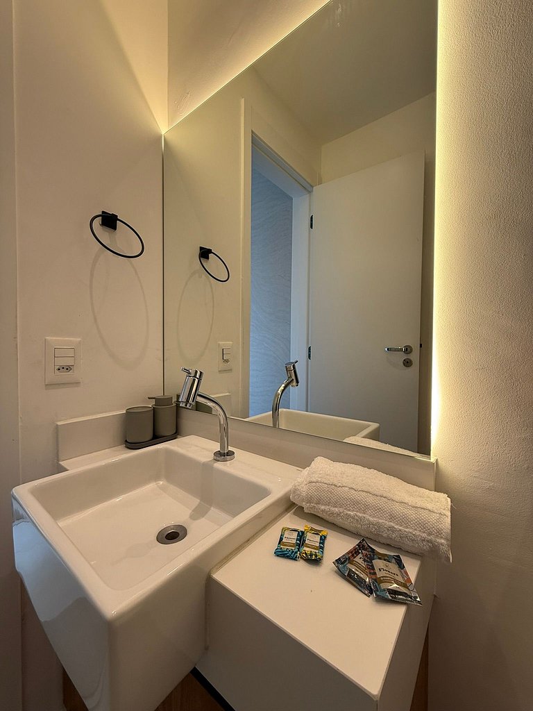 Studio Moderno na Vila Madalena com AC | Delfhy